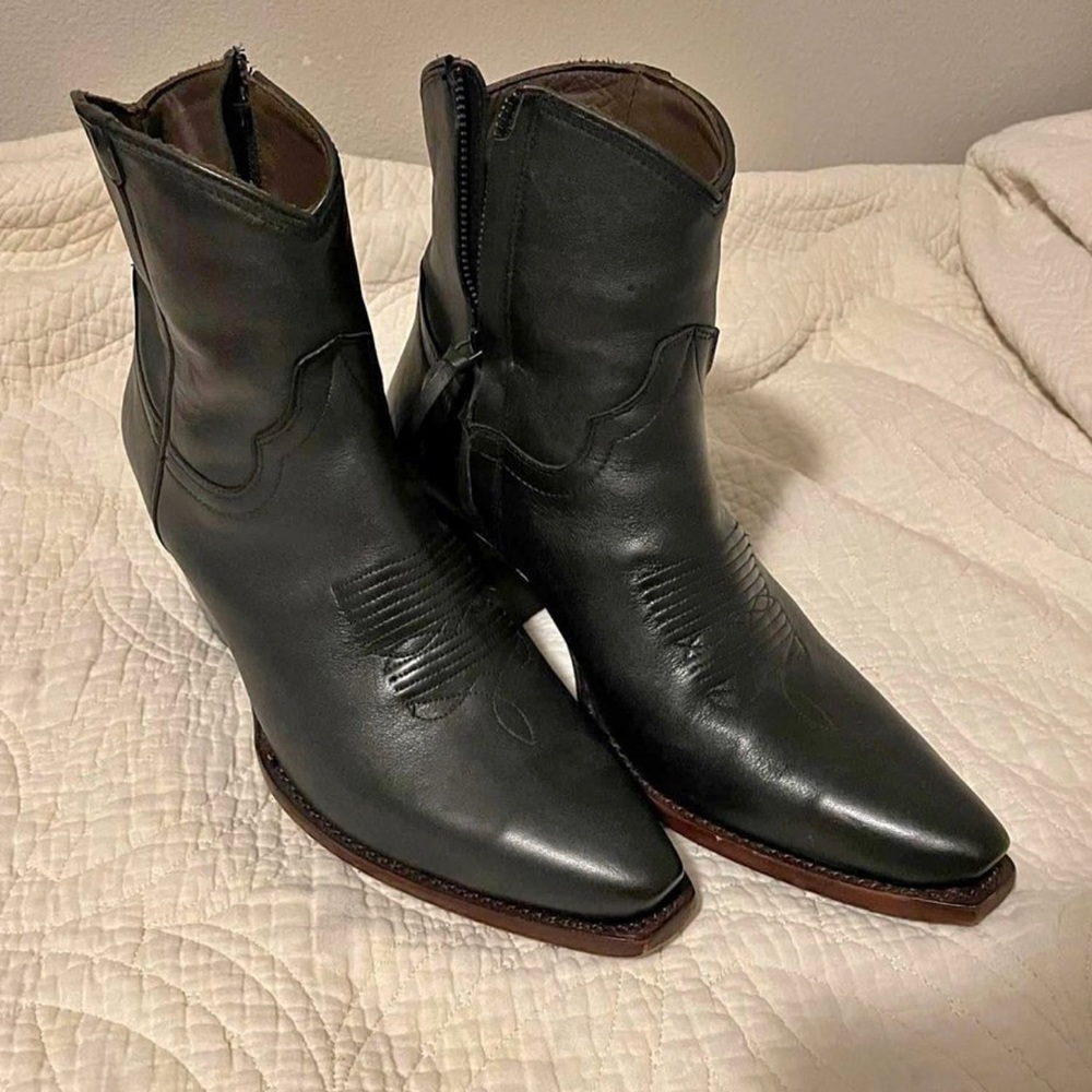 The Daisy boot in the color Midnight , Size 10, worn once to rodeo.